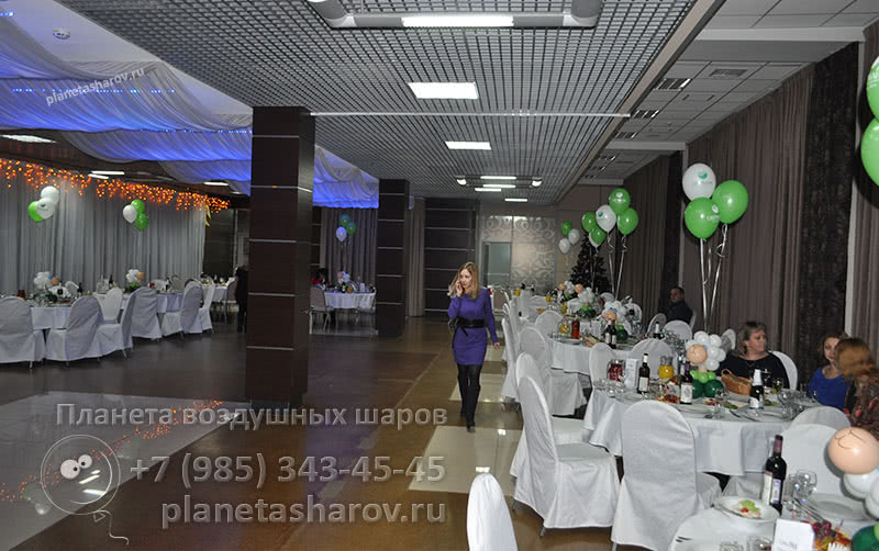 Украшение новогодними воздушными шарами
