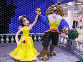 Красавица и чудовище из шаров на XV Московском международном фестивале воздушных шаров 2014 Красавица и чудовище из шаров на XV Московском международном фестивале воздушных шаров 2014