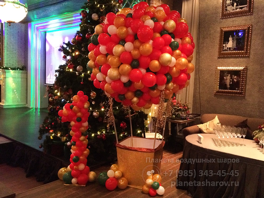 Большой новогодний шар из воздушных шаров