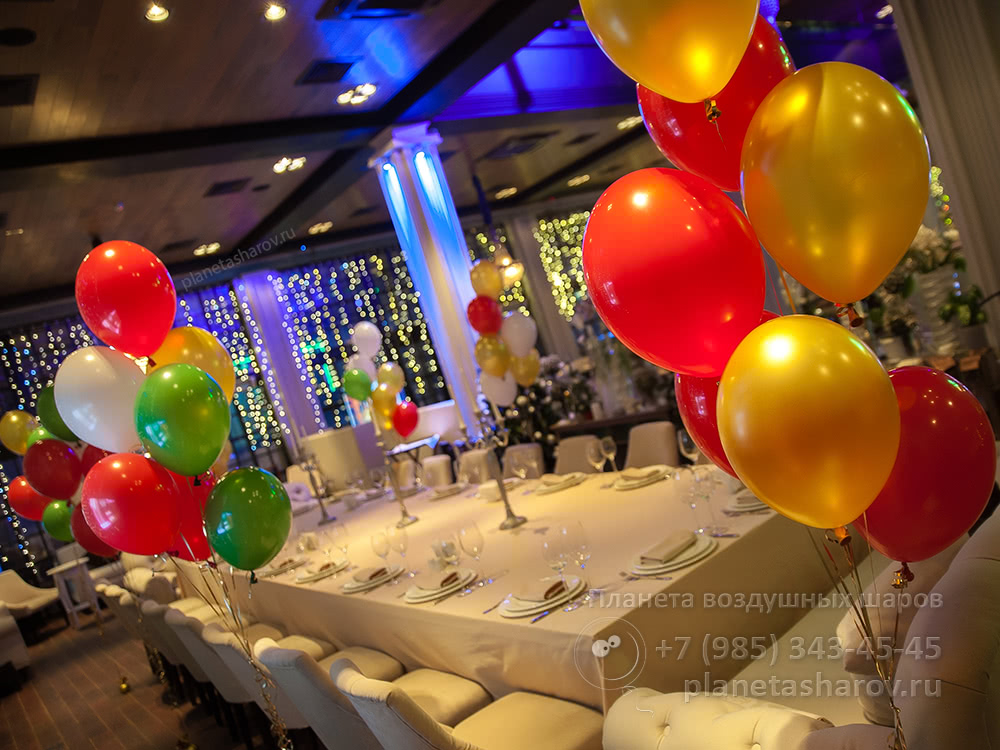 Большой новогодний шар из воздушных шаров