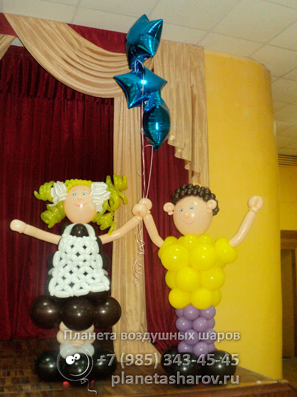 Мальчик и девочка из шаров для выпускного