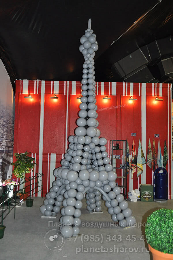 Эйфелева башня из шаров (~5,5 метров)