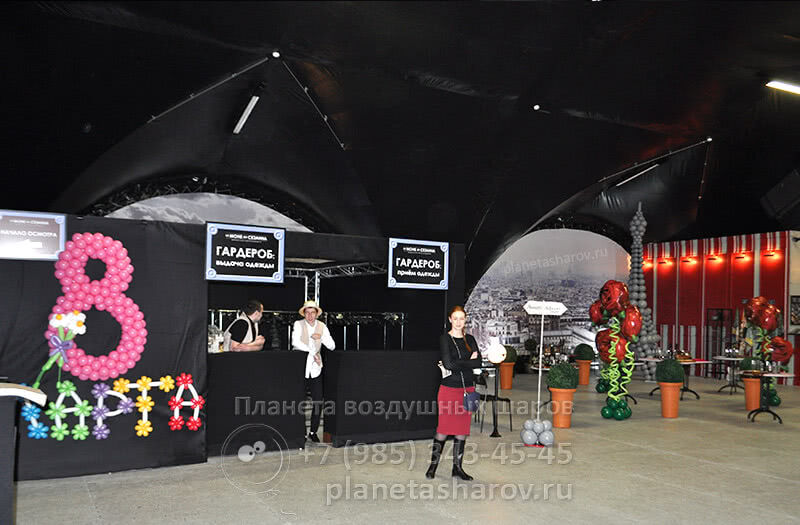 Эйфелева башня из шаров (~5,5 метров)