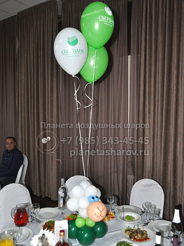 Украшение новогодними воздушными шарами