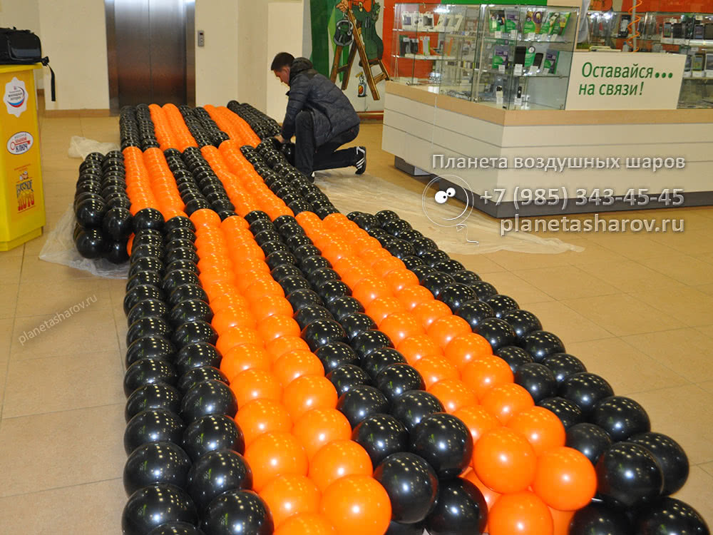 Георгиевская лента из шаров на День Победы