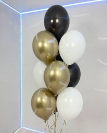 Фонтан с черными и золотыми шарами