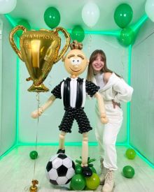 Футболист с фонтаном шаров