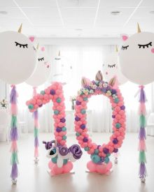 Цифра из шаров с единорожками