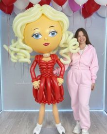 Девушка в красном платье