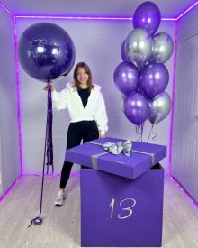 Фонтан фиолетовых шаров с цифрой