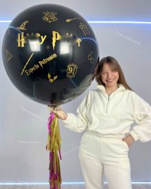 Большой черный шар с надписью