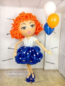 Рыжая девушка из шаров