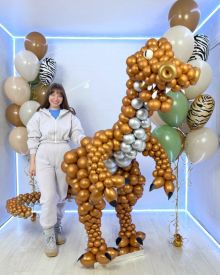 Забавный динозавр из воздушных шаров