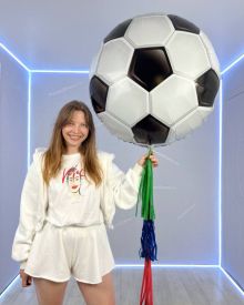 Большой футбольный шар с гирляндой