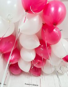 Красивое сочетание шаров белая фуксия под потолок