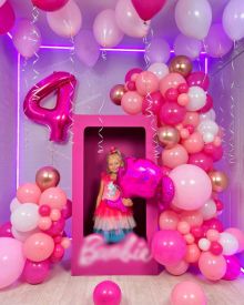 Фотозона с коробкой от куклы