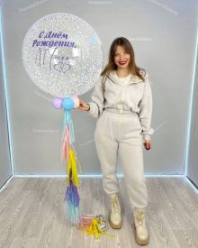 Большой шар с нежными конфетти и гирляндами