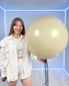 Большой бежевый шар