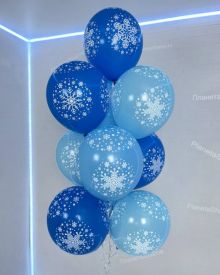 Фонтан из шаров со снежинками