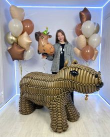 Скульптура капибара с бежевыми шарами