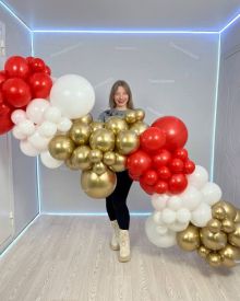 Красно белая гирлянда с золотыми шарами