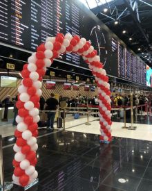 Красно белая арка из шаров