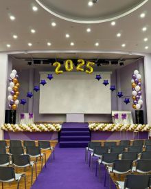 Классическое оформление зала шарами