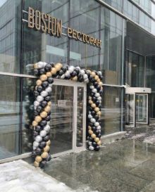 Арка из черно золотых шаров