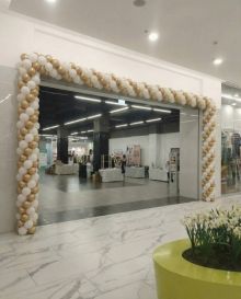 Бело золотая гирлянда из шаров