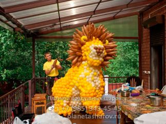 Большой лев из шаров