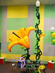 Оформление шарами сцены на 8 марта