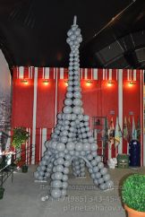 Эйфелева башня из шаров (~5,5 метров)