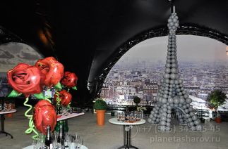 Эйфелева башня из шаров (~5,5 метров)