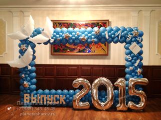 Фоторамка из шаров на выпускной