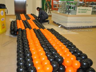 Георгиевская лента из шаров на День Победы