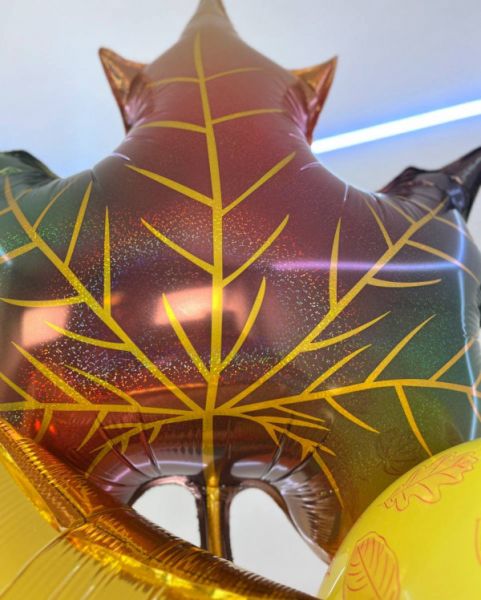 Осенние шары с кленовыми листьями