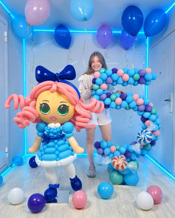 Куколка из шаров в голубом платье