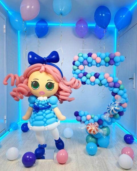 Куколка из шаров в голубом платье