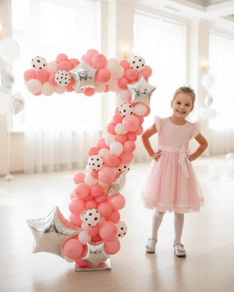 Розовая цифра из шариков