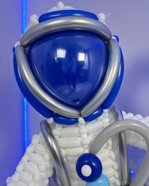 Летчик-космонавт из шариков