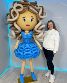 Девочка в голубом платье