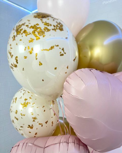 Фонтан с розовыми фольгированными шарами