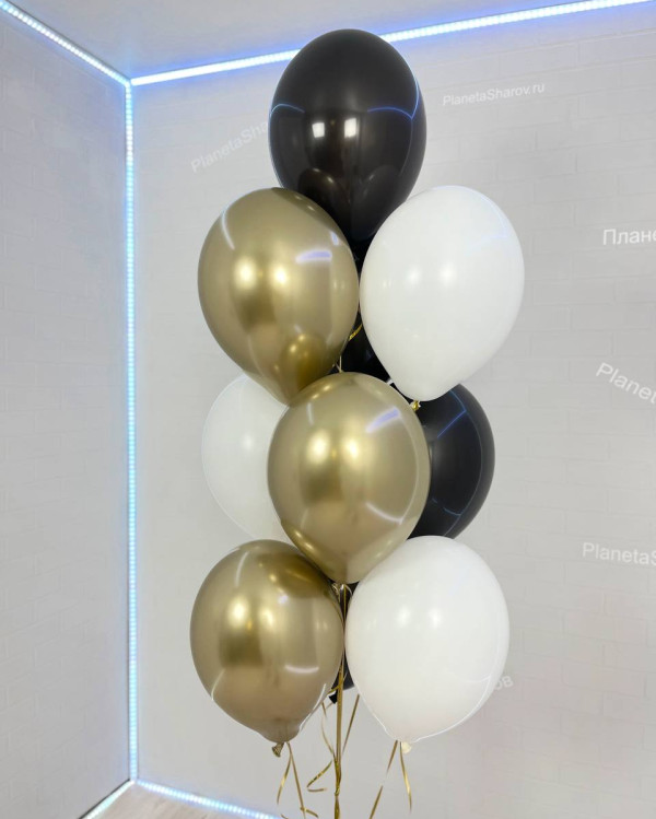 Фонтан с черными и золотыми шарами