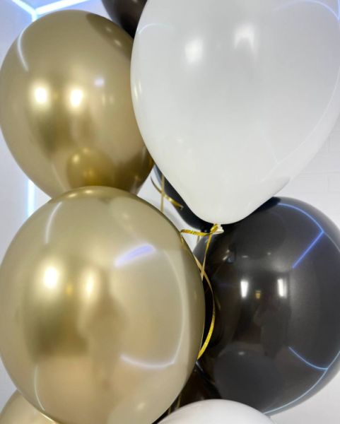 Фонтан с черными и золотыми шарами