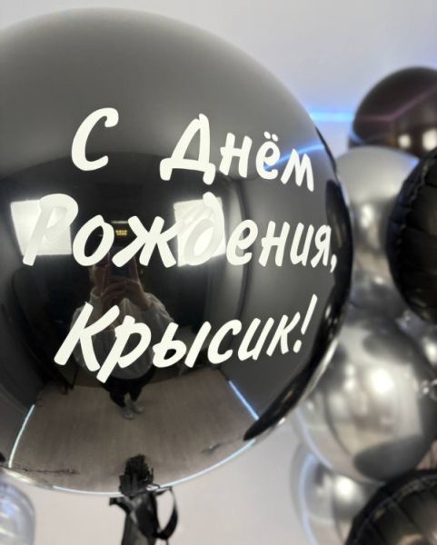 Фонтан с большим черным шаром