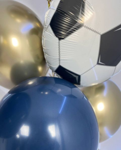 Фонтан футбольных шаров