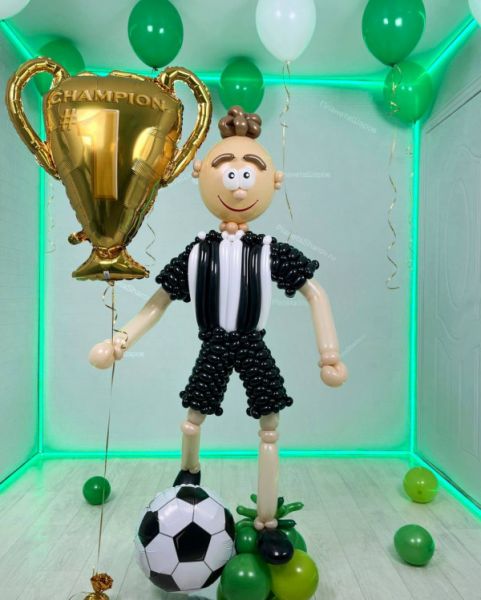 Футболист с фонтаном шаров