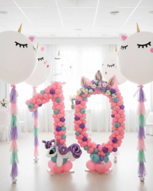 Цифра из шаров с единорожками
