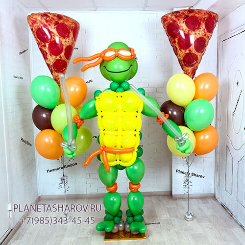 Микель с пиццей  