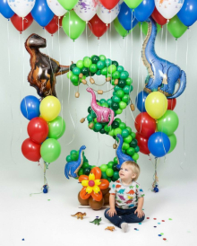 Цифра с динозаврами и фонтанами шаров